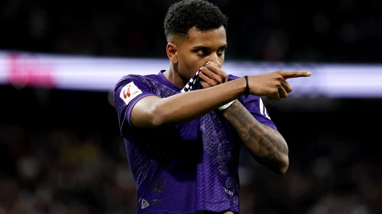 Rodrygo se besa el escudo del Real Madrid Rodrygo se besa el escudo del Real Madrid