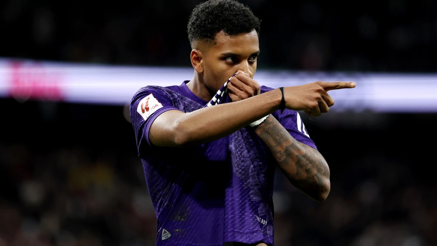 Rodrygo se besa el escudo del Real Madrid Rodrygo se besa el escudo del Real Madrid
