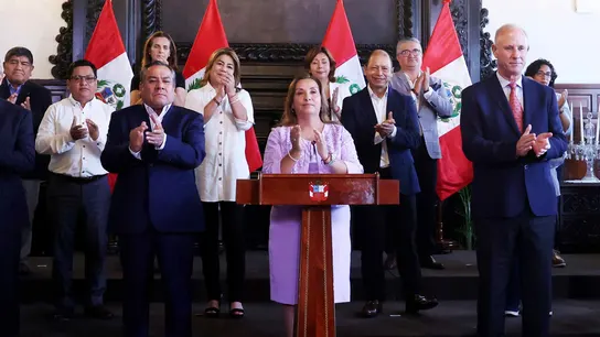 La presidenta de Perú, Dina Boluarte, durante un discurso a la nación junto a sus ministros La presidenta de Perú, Dina Boluarte, durante un discurso a la nación junto a sus ministros