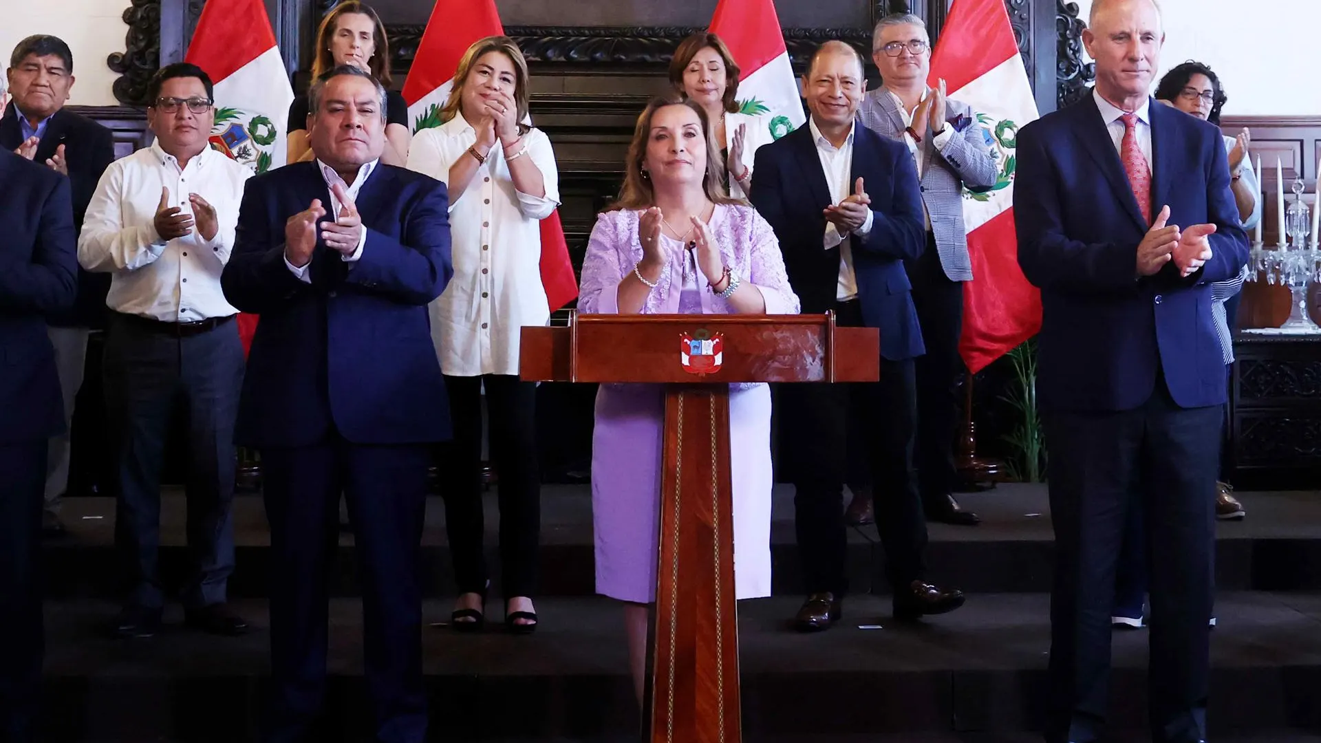 La presidenta de Perú, Dina Boluarte, durante un discurso a la nación junto a sus ministros