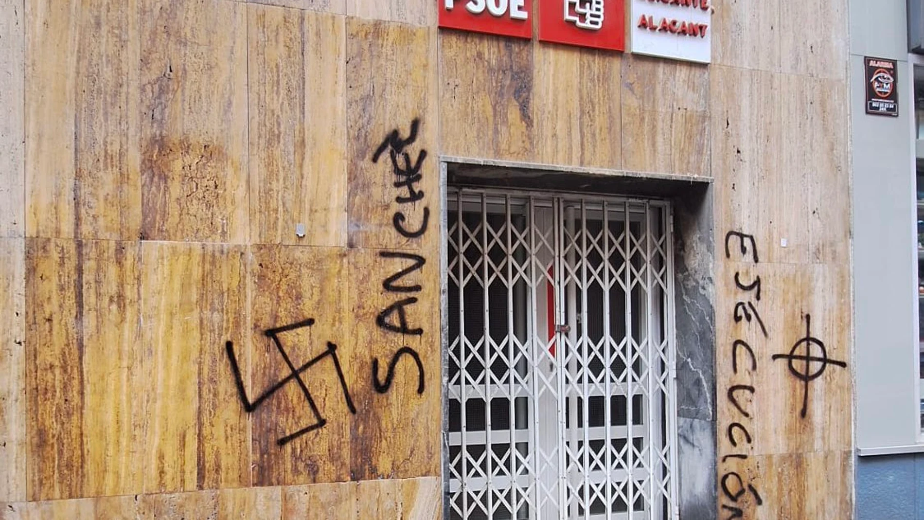 Imagen compartida por el PSOE valenciano de las pintadas en su sede de Alicante