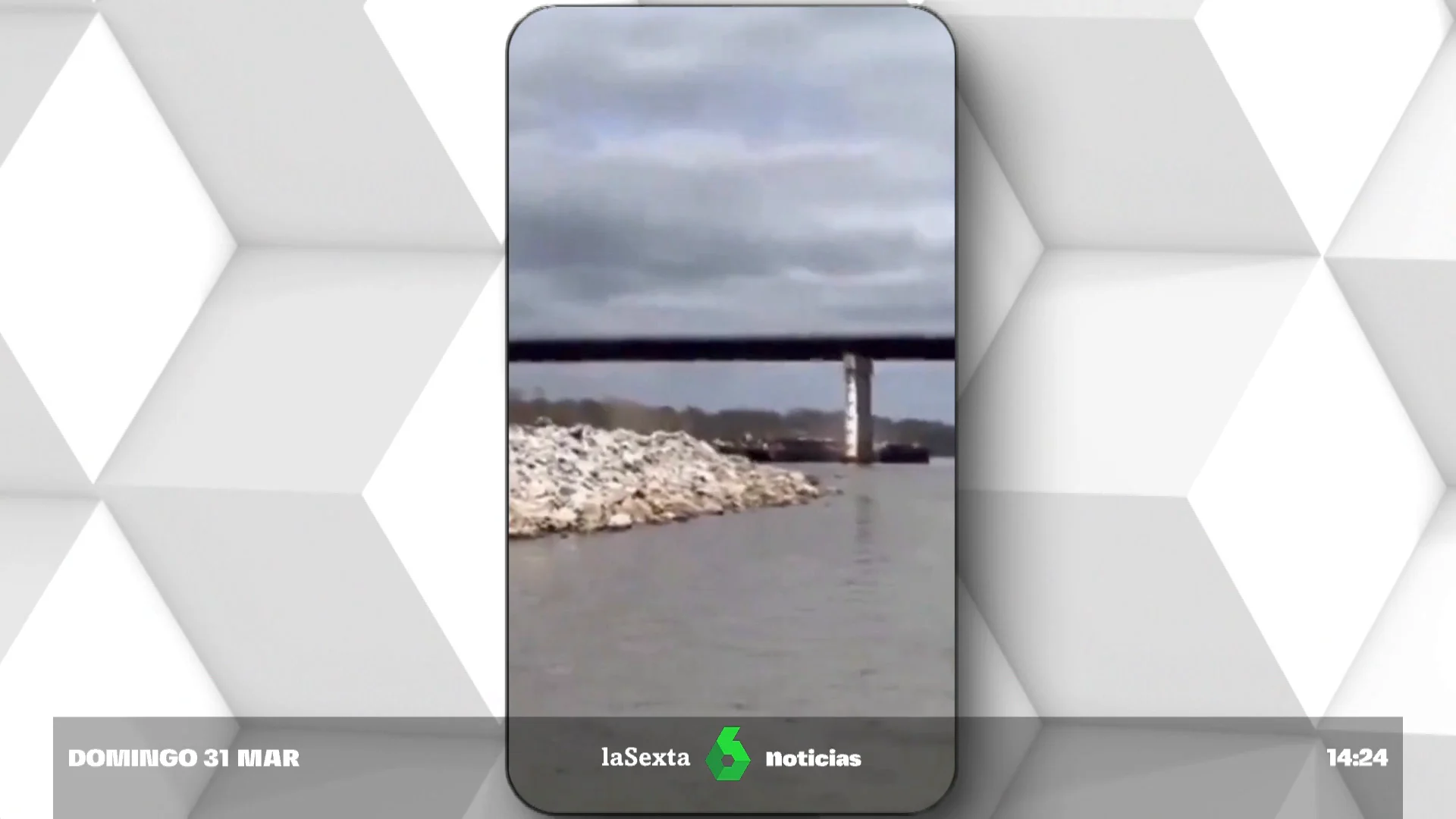 Una barcaza choca contra el pilar de un puente sobre el río Arkansas en Oklahoma Una barcaza choca contra el pilar de un puente sobre el río Arkansas en Oklahoma