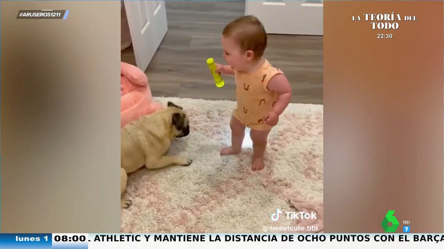 El divertido juego entre un bebé y su perrito con solo una linterna: una buena manera de que los dos estén entretenidos El divertido juego entre un bebé y su perrito con solo una linterna: una buena manera de que los dos estén entretenidos