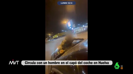 Graba mientras conduce con un hombre agarrado a su capó en Huelva: "¡Illo, illo, illo, me vas a tirar!" Graba mientras conduce con un hombre agarrado a su capó en Huelva: "¡Illo, illo, illo, me vas a tirar!"
