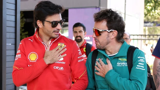 Fernando Alonso charla con Carlos Sainz Fernando Alonso charla con Carlos Sainz