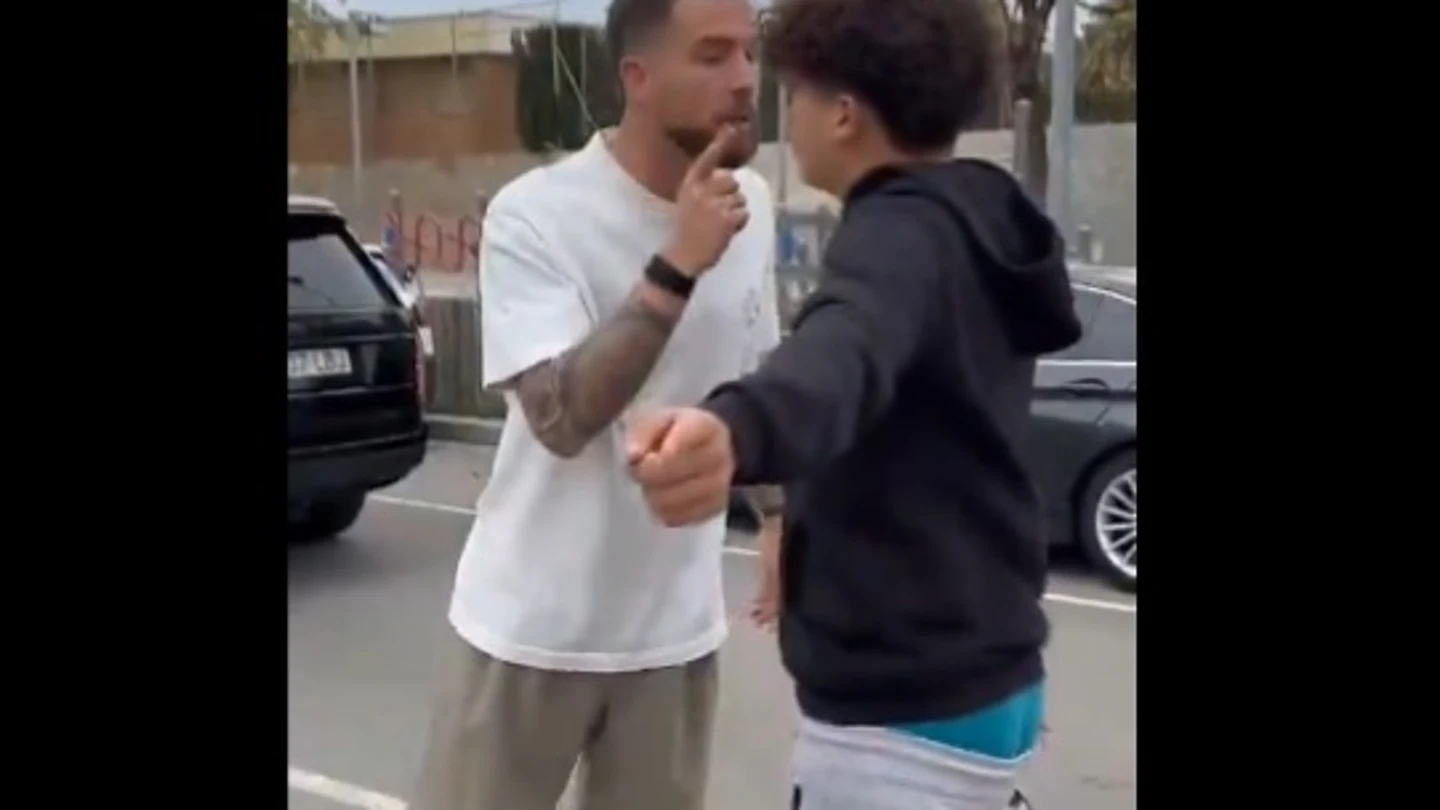 Iñigo Martínez se enfrenta a un aficionado que le insultó: "La última vez que me llamas tonto" Iñigo Martínez se enfrenta a un aficionado que le insultó: "La última vez que me llamas tonto"