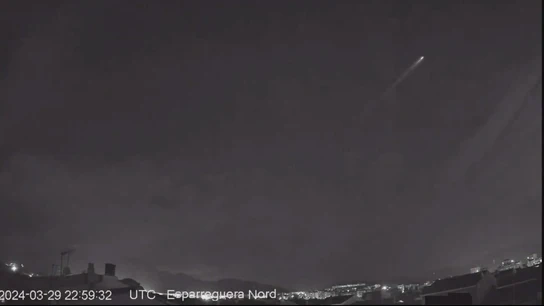 Un bólido artificial sobrevuela Catalunya durante la noche de este sábado. Un bólido artificial sobrevuela Catalunya durante la noche de este sábado.