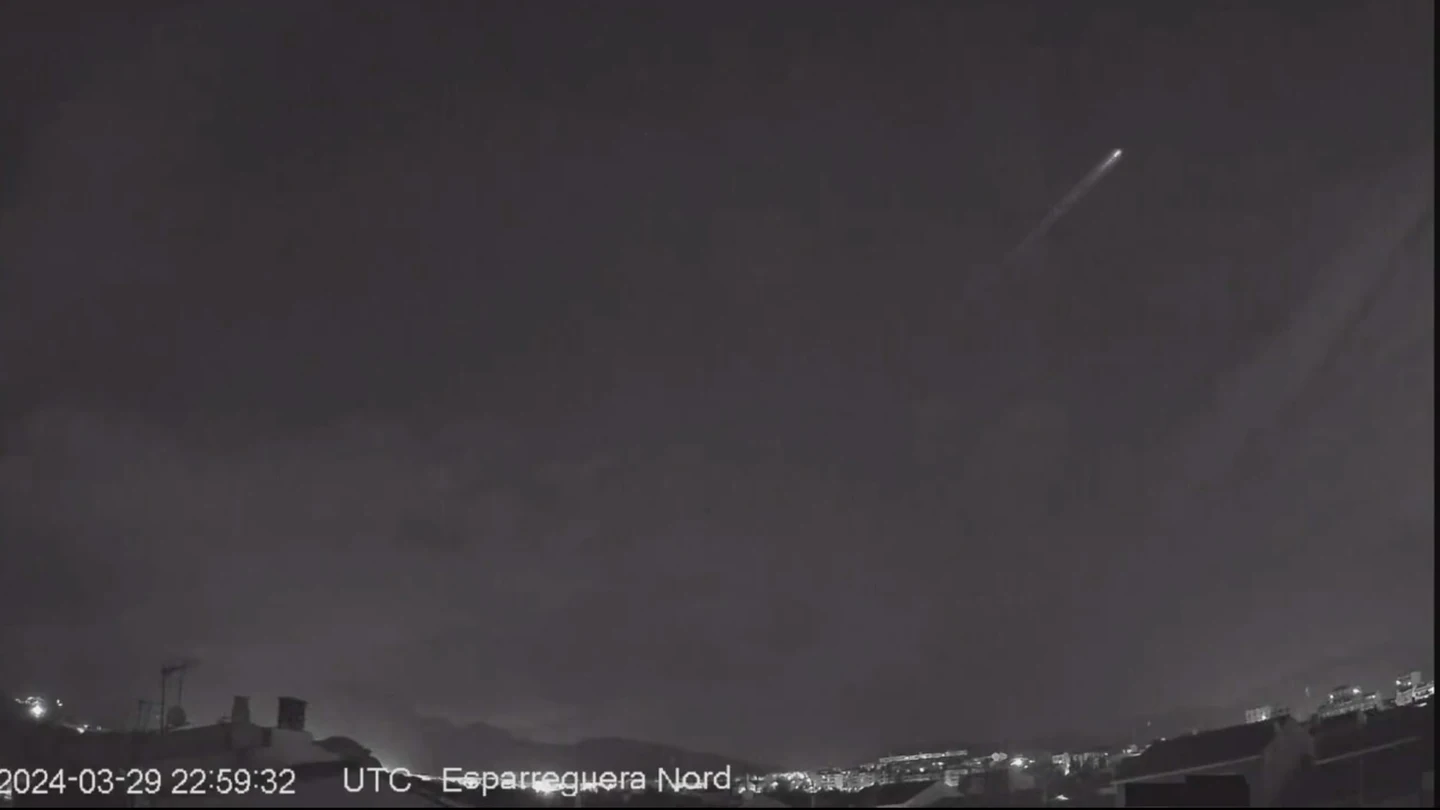 Un bólido artificial sobrevuela Catalunya durante la noche de este sábado. Un bólido artificial sobrevuela Catalunya durante la noche de este sábado.