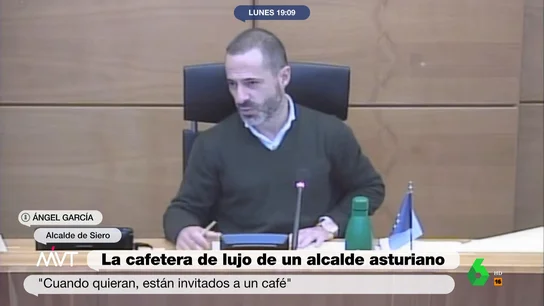 El alcalde de Siero se gasta 10.000 euros en una cafetera para su despacho y bromea con las críticas Más Vale Tarde analiza la respuesta del alcalde de Siero a la oposición tras pedirle explicaciones por la cafetera valorada en 9.646 euros que ha comprado para su despacho. Los comentarios de Cristina Pardo e Iñaki López, entre otros, en este vídeo.