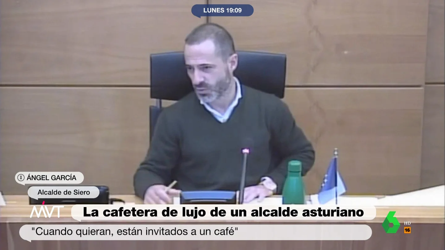 El alcalde de Siero se gasta 10.000 euros en una cafetera para su despacho y bromea con las críticas Más Vale Tarde analiza la respuesta del alcalde de Siero a la oposición tras pedirle explicaciones por la cafetera valorada en 9.646 euros que ha comprado para su despacho. Los comentarios de Cristina Pardo e Iñaki López, entre otros, en este vídeo.