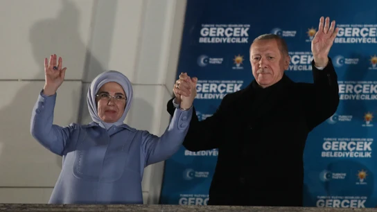 El presidente de Turquía, Recep Tayyip Erdogan, y su esposa Emine tras conocerse el resultado de las elecciones El presidente de Turquía, Recep Tayyip Erdogan, y su esposa Emine tras conocerse el resultado de las elecciones