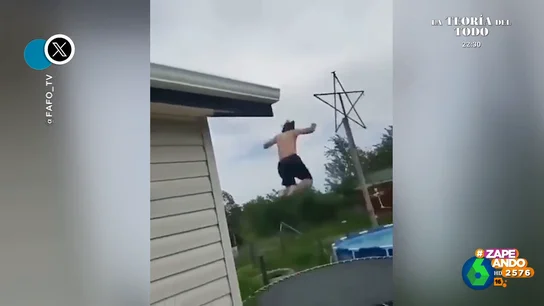 El arriesgado salto desde un tejado a una cama elástica que termina en fracaso El arriesgado salto desde un tejado a una cama elástica que termina en fracaso