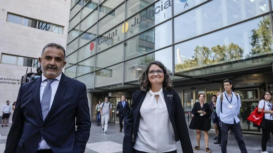 Archivo - La exvicepresidenta, exportavoz y exconsellera de Igualdad, Mónica Oltra y su abogado a la salida de la Ciudad de la Justicia de València. Archivo - La exvicepresidenta, exportavoz y exconsellera de Igualdad, Mónica Oltra y su abogado a la salida de la Ciudad de la Justicia de València.
