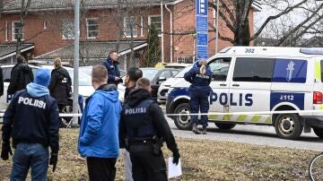 Policía a la entrada del colegio donde ha tenido lugar el tiroteo en Finlandia. 
