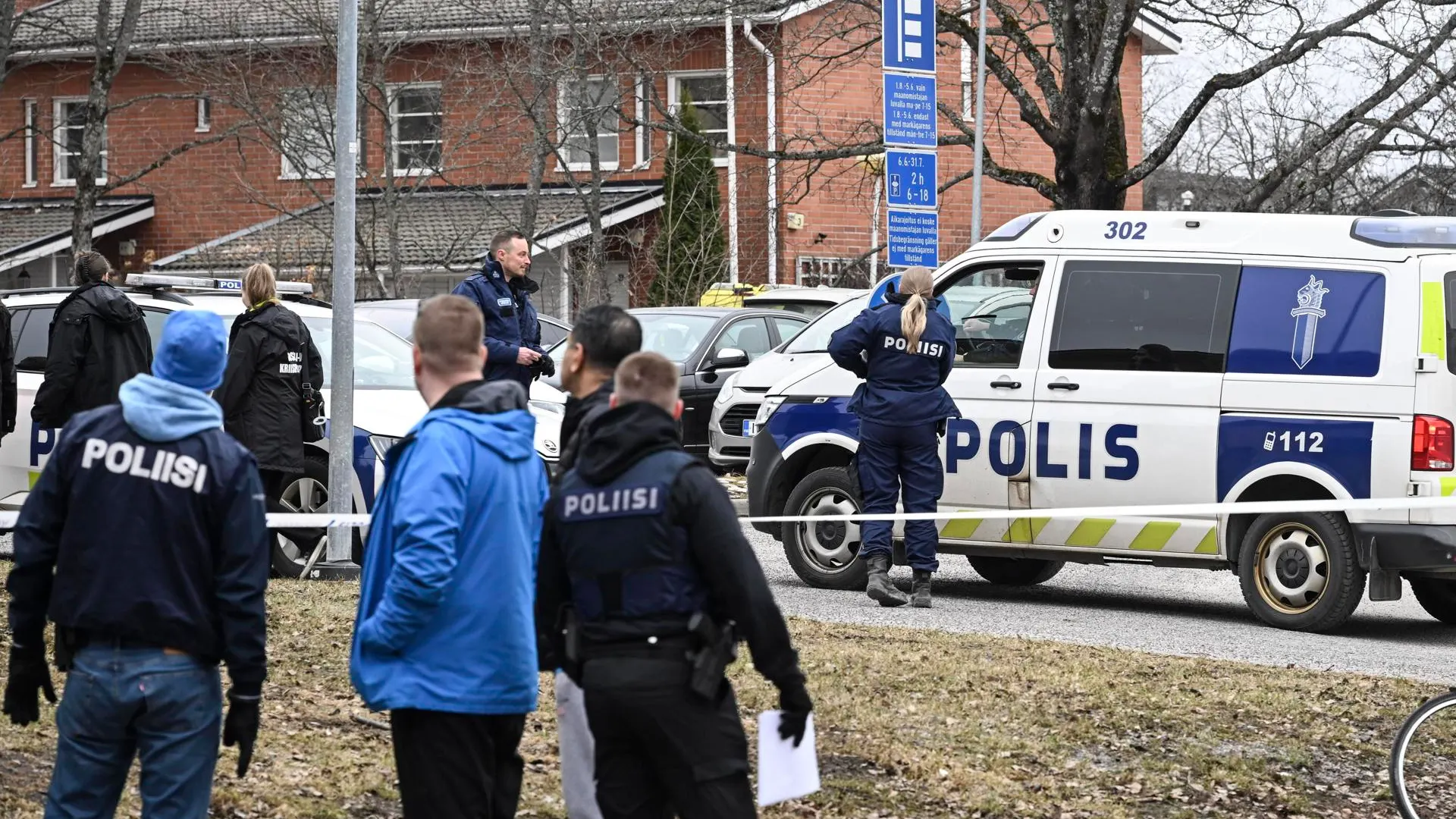 Policía a la entrada del colegio donde ha tenido lugar el tiroteo en Finlandia. 