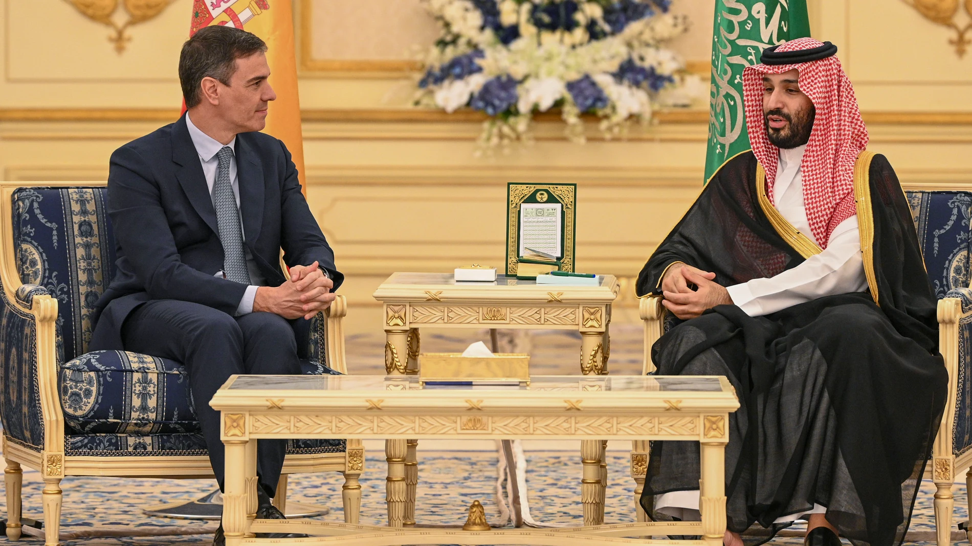 El presidente del Gobierno, Pedro Sánchez (i), se reúne con el príncipe heredero de Arabia Saudí, Mohamed bin Salmán (d), en el Palacio Real de Alsalam en Yeda, este martes.