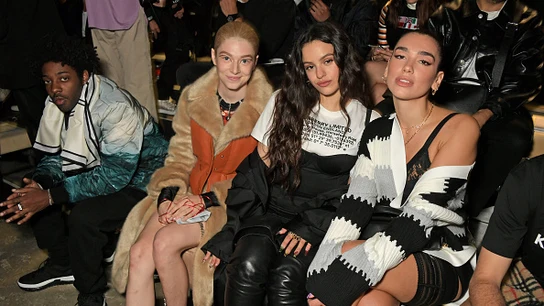 Brent Faiyaz, Hunter Schafer, Rosalia y Dua Lipa en un desfile en 2019. Brent Faiyaz, Hunter Schafer, Rosalia y Dua Lipa en un desfile en 2019.