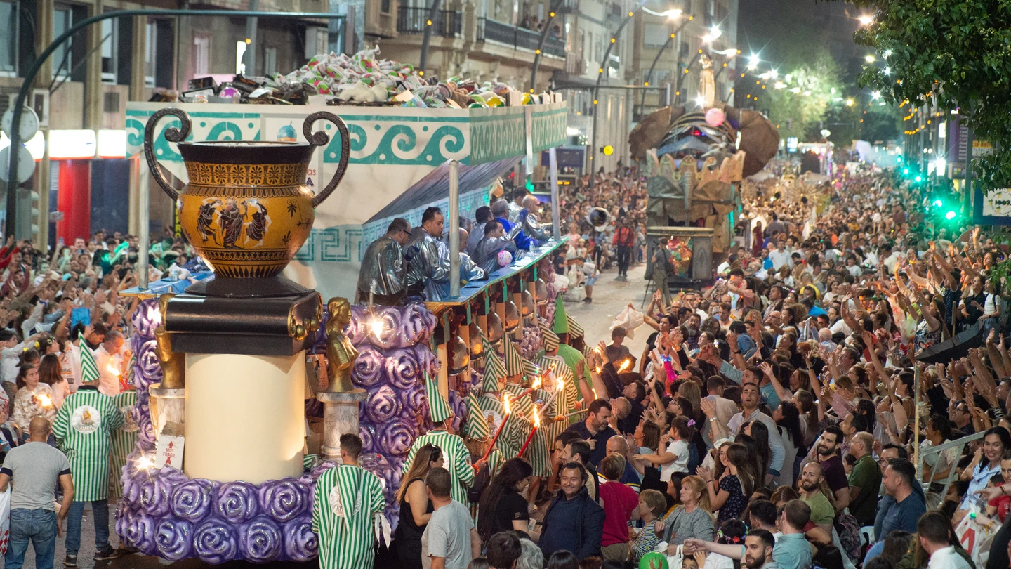 Ambiente durante el desfile del Entierro de la Sardina, a 15 de abril de 2023, en Murcia, Región de Murcia (España). Ambiente durante el desfile del Entierro de la Sardina, a 15 de abril de 2023, en Murcia, Región de Murcia (España).