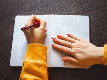 mujer escribiendo con la mano izquierda