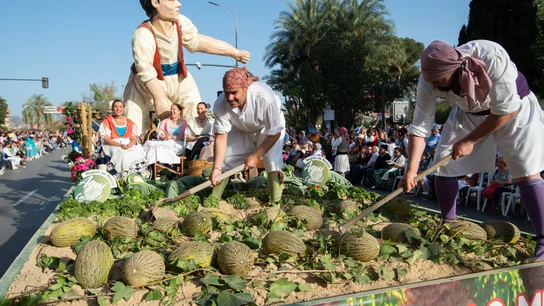 Dos huertanos durante el desfile del Bando de la Huerta, a 11 de abril de 2023, en Murcia, Región de Murcia (España). Dos huertanos durante el desfile del Bando de la Huerta, a 11 de abril de 2023, en Murcia, Región de Murcia (España).
