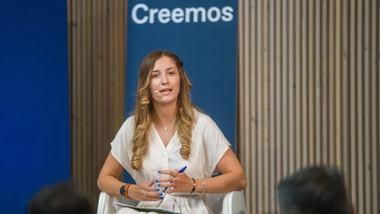 Júlia Calvet (expresidenta de S'ha Acabat!), durante un acto de la asociación en agosto de 2021 Júlia Calvet (expresidenta de S'ha Acabat!), durante un acto de la asociación en agosto de 2021