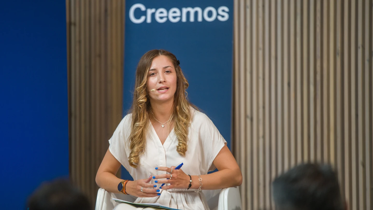 Júlia Calvet (expresidenta de S'ha Acabat!), durante un acto de la asociación en agosto de 2021 Júlia Calvet (expresidenta de S'ha Acabat!), durante un acto de la asociación en agosto de 2021