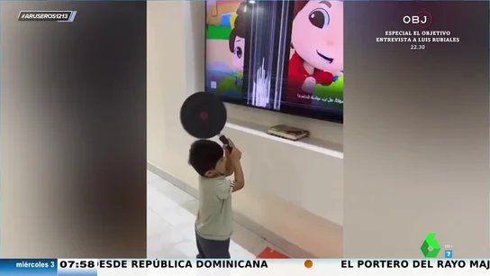 Un niño se lía a sartenazos con el televisor porque sus padres no le ponen sus dibujos preferidos Un niño se lía a sartenazos con el televisor porque sus padres no le ponen sus dibujos preferidos