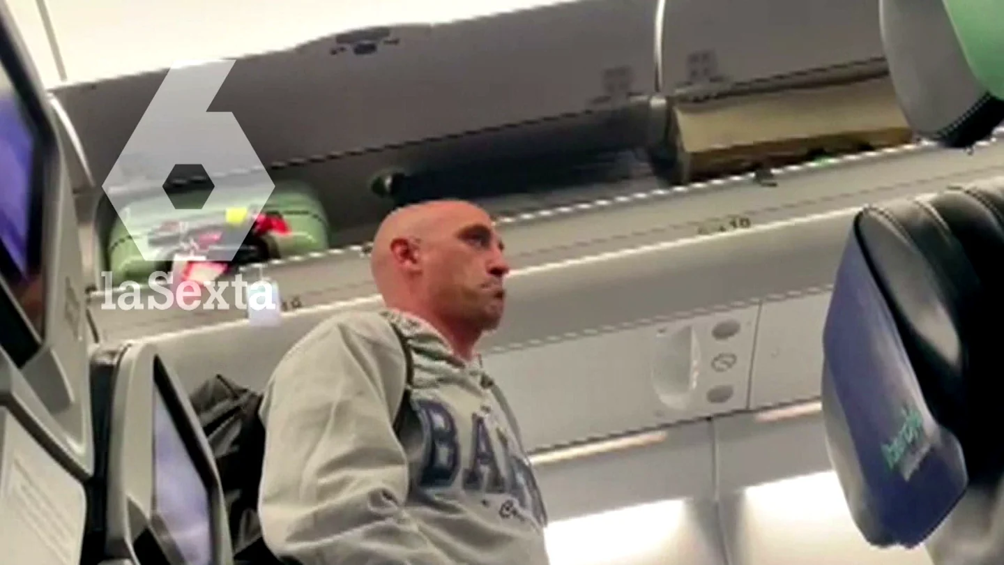 Exclusiva: imágenes de Rubiales en el avión de regreso a España Exclusiva: imágenes de Rubiales en el avión de regreso a España