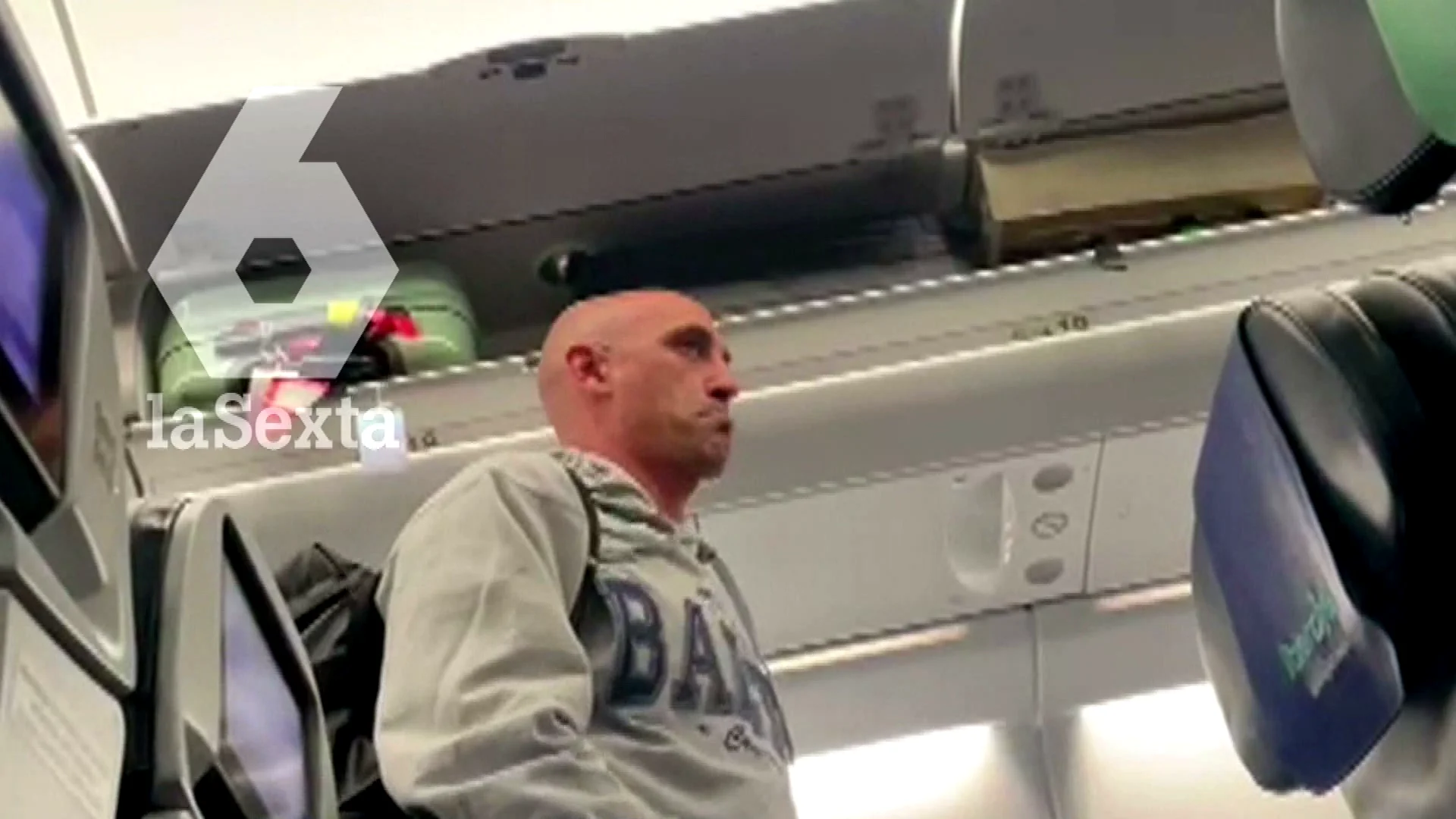 Exclusiva: imágenes de Rubiales en el avión de regreso a España