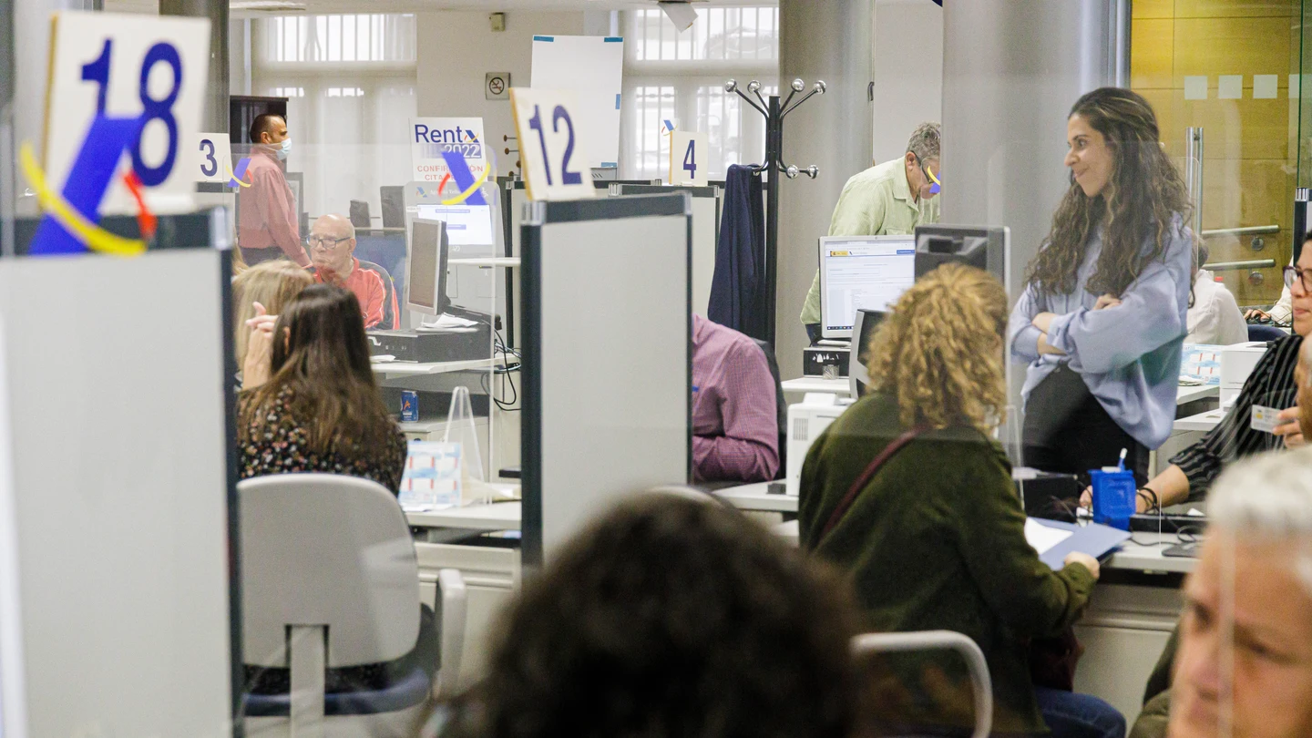 Varias personas son atendidas en la Agencia Tributaria para presentar la declaración de la renta correspondiente al ejercicio de 2022, en la Administración de Hacienda de Montalbán, a 1 de junio de 2023, en Madrid (España). Varias personas son atendidas en la Agencia Tributaria para presentar la declaración de la renta correspondiente al ejercicio de 2022, en la Administración de Hacienda de Montalbán, a 1 de junio de 2023, en Madrid (España).