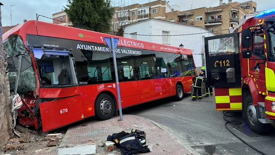 Imagen del autobús municipal al chocar contra un muro de manera frontal en Valdemoro Imagen del autobús municipal al chocar contra un muro de manera frontal en Valdemoro