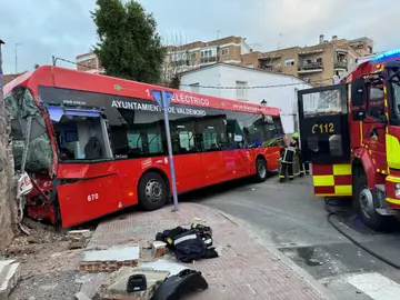 Imagen del autobús municipal al chocar contra un muro de manera frontal en Valdemoro