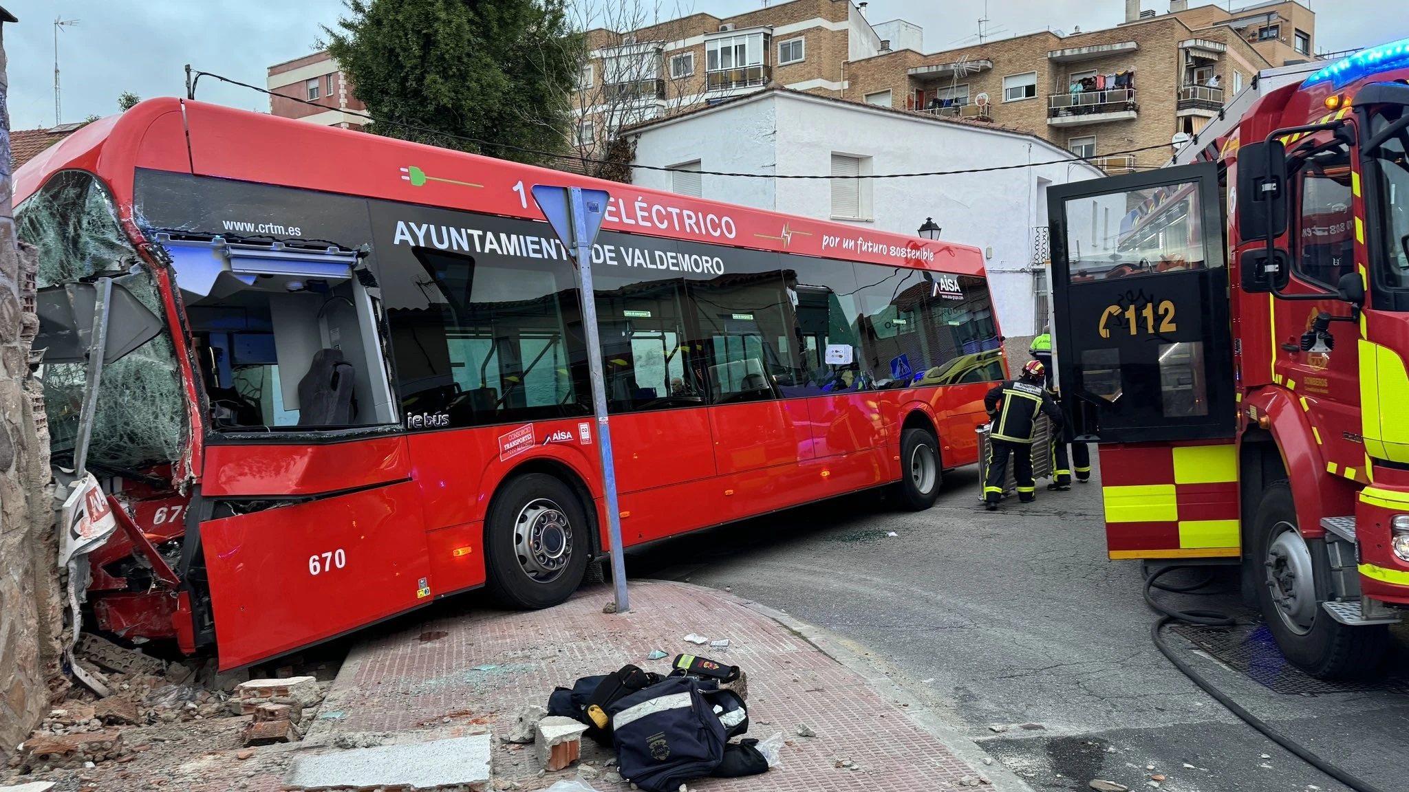 Imagen del autobús municipal al chocar contra un muro de manera frontal en Valdemoro