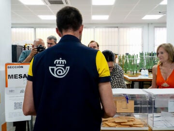 Foto de archivo. Un cartero llega al colegio electoral con el voto por correo correspondiente durante las elecciones generales, en el Colegio SAFA.