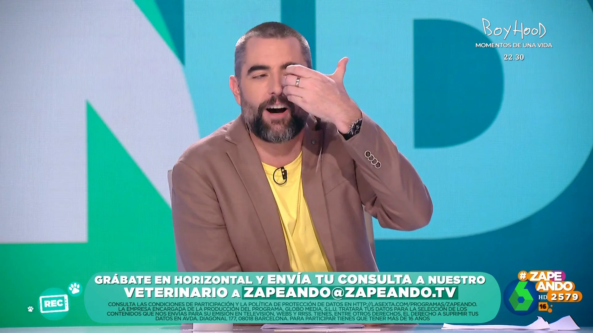 El drama de Dani mateo cuando llama a su madre por videollamada: "Llevo años hablando con un ojo"