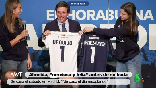 Almeida con un regalo de bodas: una camiseta de hockey Almeida con un regalo de bodas: una camiseta de hockey