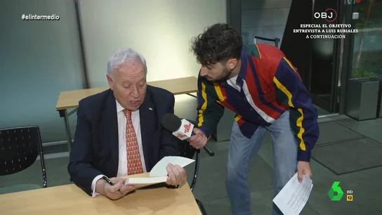 García-Margallo llama la atención a Isma Juárez por irse con su libro sin 'pasar por caja': "Págalo que todavía no lo has hecho" García-Margallo llama la atención a Isma Juárez por irse con su libro sin 'pasar por caja': "Págalo que todavía no lo has hecho"