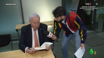 García-Margallo llama la atención a Isma Juárez por irse con su libro sin 'pasar por caja': "Págalo que todavía no lo has hecho"