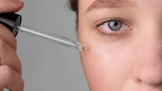 Una mujer usando un aplicador de cosméticos como el del ácido hialurónico. Una mujer usando un aplicador de cosméticos como el del ácido hialurónico.