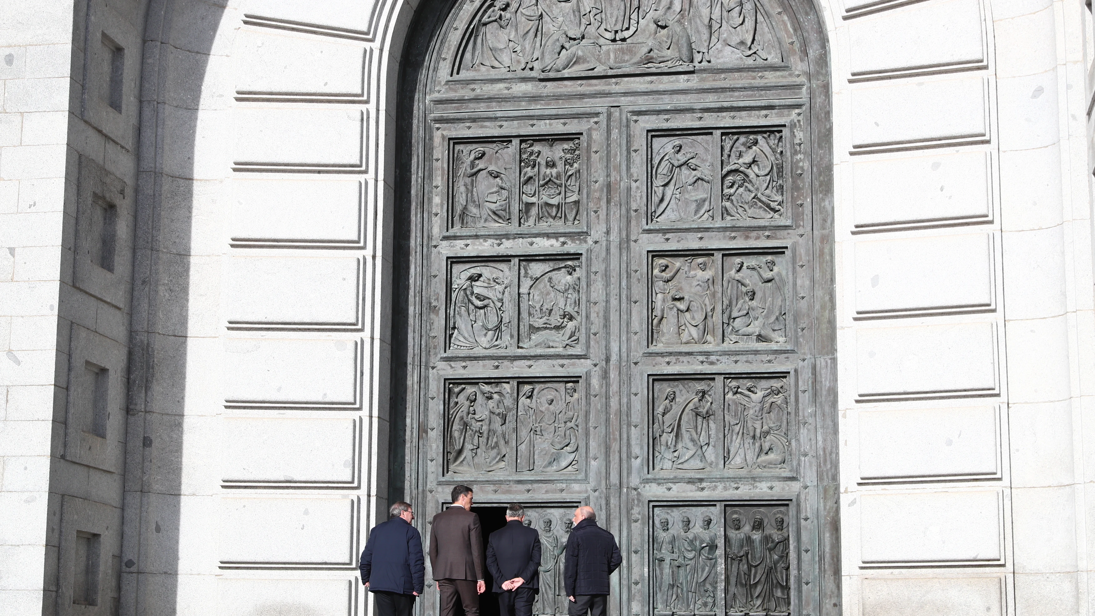 Pedro Sánchez, junto al ministro Víctor Ángel Torres y el secretario de Estado Fernando Martínez en el Valle de Cuelgamuros