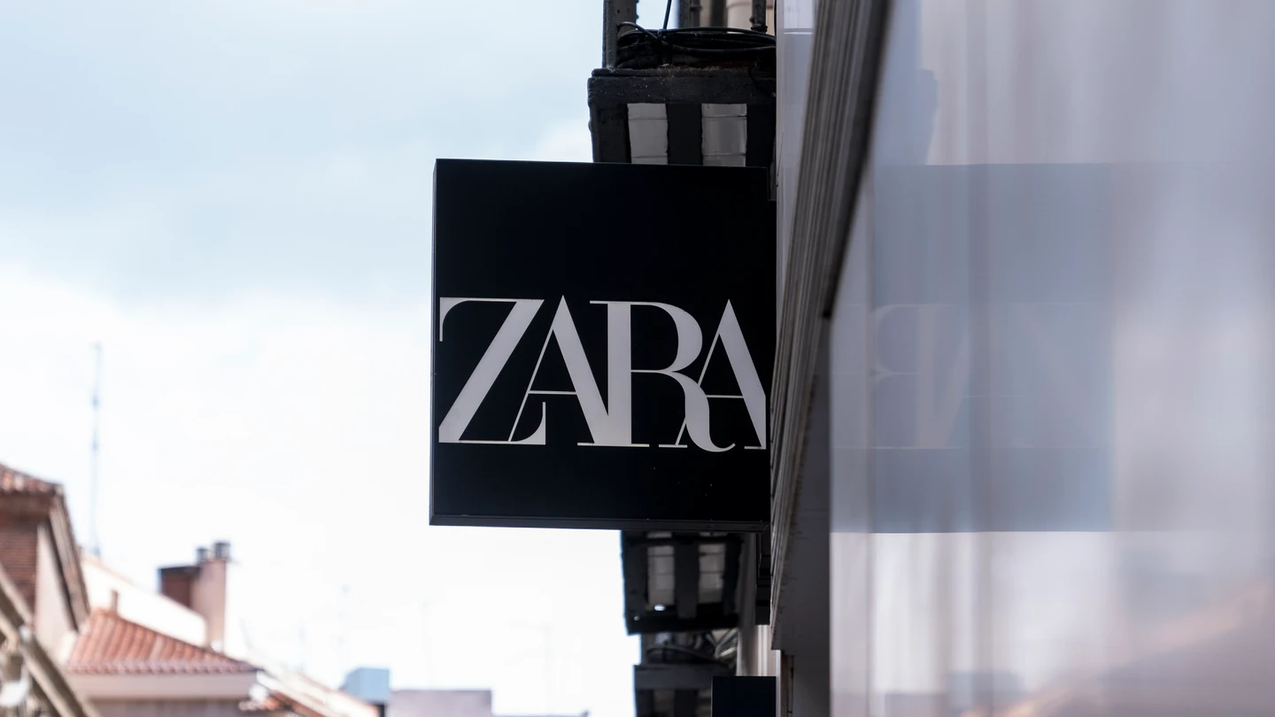 Un cartel de una tienda Zara, a 5 de marzo de 2022, en Madrid (España). Un cartel de una tienda Zara, a 5 de marzo de 2022, en Madrid (España).