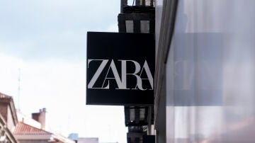 Un cartel de una tienda Zara, a 5 de marzo de 2022, en Madrid (España). 