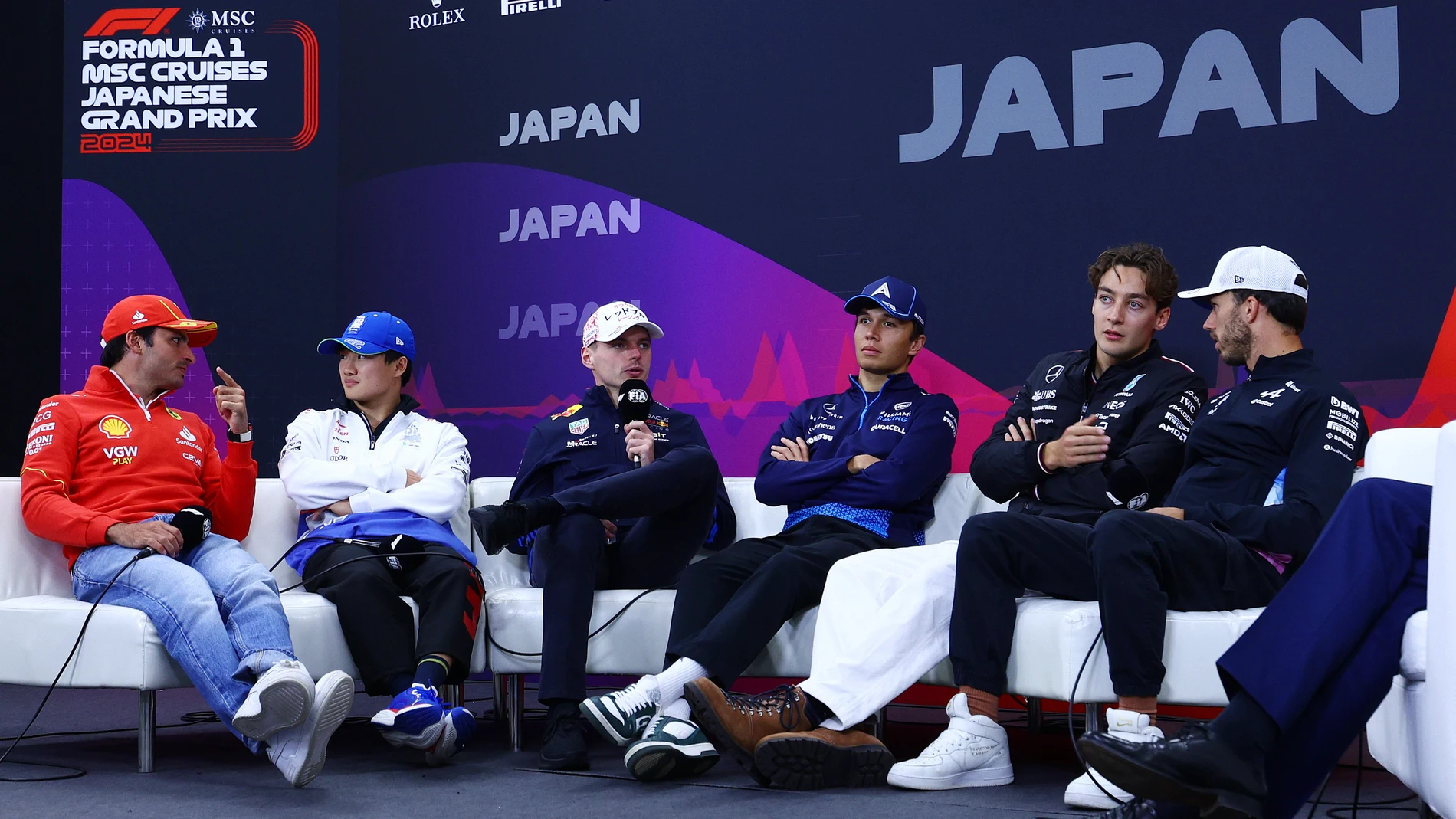 Carlos Sainz y Max Verstappen junto a otros pilotos en la rueda de prensa de Japón