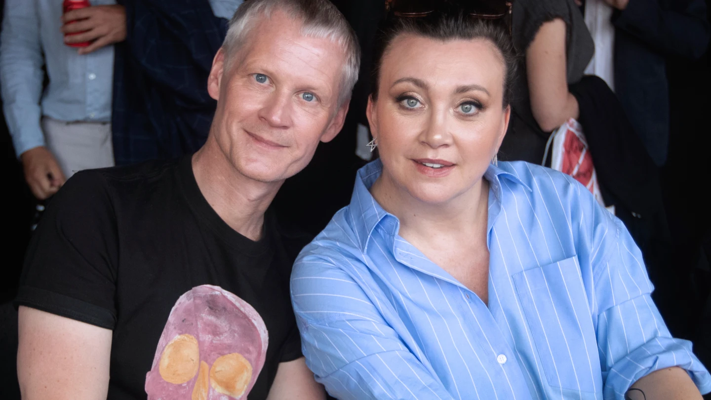Camilla Lckberg¨y Henrik Fexeus en Sant Jordi 2023 Una pila de huesos y una cuenta atrás La reina del noir europeo pone punto final a su trilogía más audaz