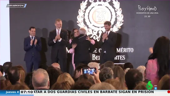 El 'momento' fan de la reina Letizia con Víctor Manuel en una entrega de premios: así se salta todo el protocolo El 'momento' fan de la reina Letizia con Víctor Manuel en una entrega de premios: así se salta todo el protocolo