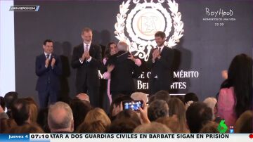 El 'momento' fan de la reina Letizia con Víctor Manuel en una entrega de premios: así se salta todo el protocolo
