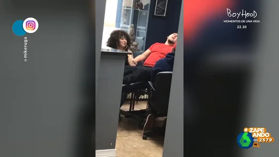 La exagerada reacción de un chico que se grita de dolor mientras le tatúan La exagerada reacción de un chico que se grita de dolor mientras le tatúan