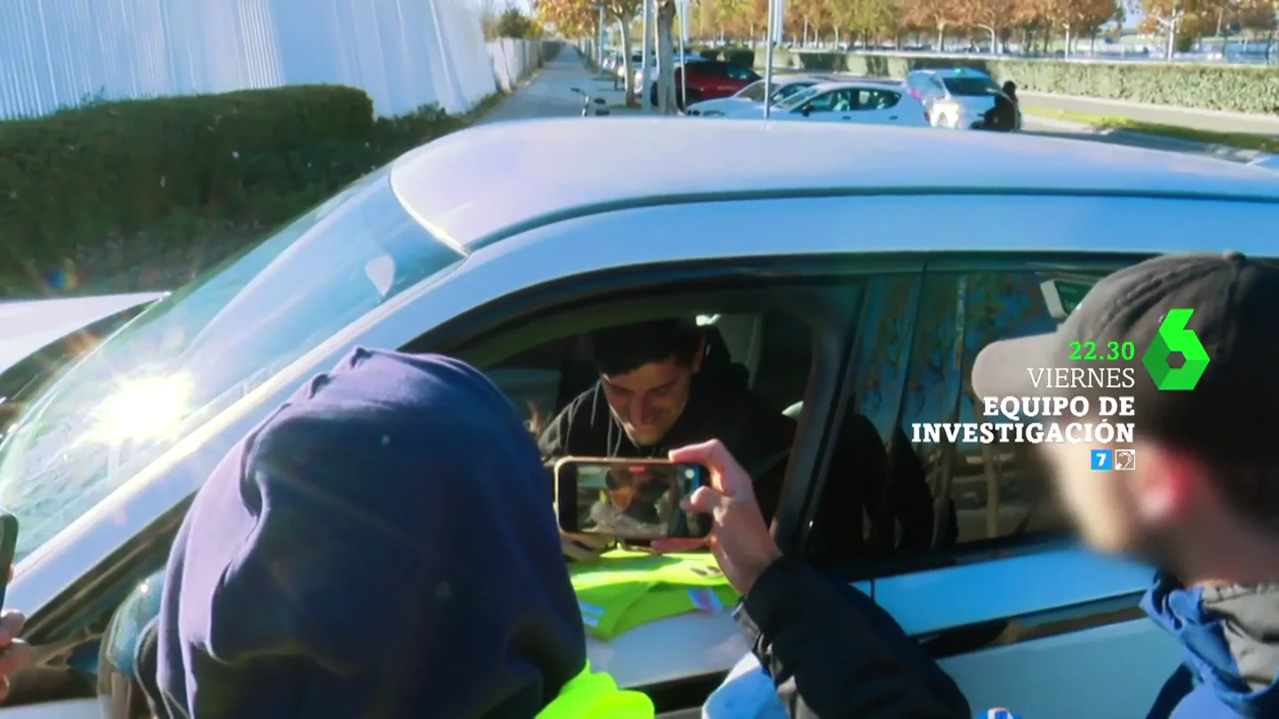 Hoy, en Equipo de investigación, Glòria Serra rastrea a los cazadores de autógrafos en 'Camisetas de fútbol: furor millonario' Hoy, en Equipo de investigación, Glòria Serra rastrea a los cazadores de autógrafos en 'Camisetas de fútbol: furor millonario'