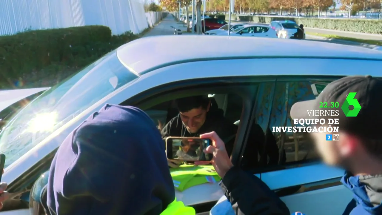 Hoy, en Equipo de investigación, Glòria Serra rastrea a los cazadores de autógrafos en 'Camisetas de fútbol: furor millonario'