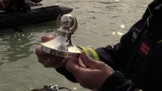 Imagen del trozo de trofeo recuperado del lago de El Retiro tras movilizar a 19 bomberos Imagen del trozo de trofeo recuperado del lago de El Retiro tras movilizar a 19 bomberos